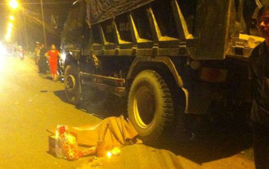 Tin tức mới nhất về tai nạn giao thông ngày 9/8: Ngã xuống đường vì bị trêu ghẹo, thiếu nữ bị xe tải cán chết