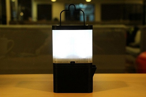 Salt – Chiếc đèn thông minh chạy bằng năng lượng nước muối