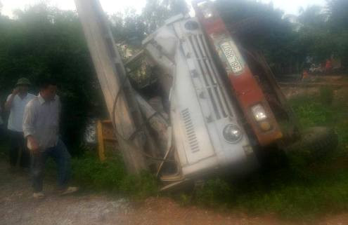 Thanh Hóa: Xe tải lật nhào xuống ruộng, tài xế thoát chết