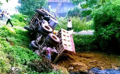 Thanh Hóa: Xe tải lật nhào xuống ruộng, tài xế thoát chết
