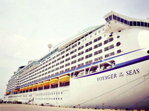 Tàu Voyager of the Seas đưa hơn 4.000 khách cập cảng Chân Mây