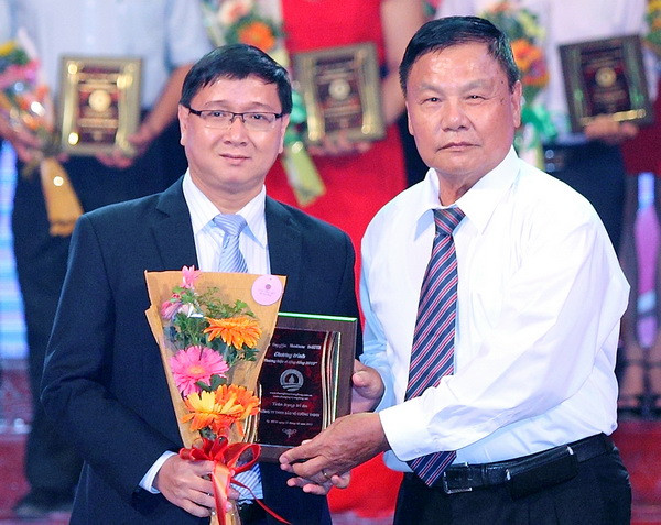 Ông Phạm Linh, Phó Tổng Giám đốc VietABank nhận giải thưởng