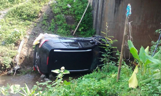Tin tức tai nạn giao thông ngày 11/8: Ô tô chở Phó phòng CSGT lao xuống suối