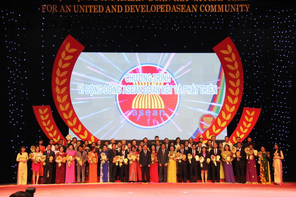 Chương trình Vì một cộng đồng ASEAN đoàn kết và phát triển được tổ chức vào ngày 6/8/2015 tại Trung tâm hội nghị quốc gia