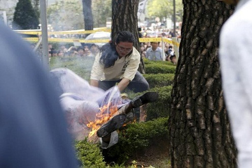 Tham gia biểu tình, người đàn ông Hàn Quốc tự thiêu trước đại sứ quán Nhật