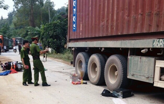 Lạng Sơn: Va chạm với container, 1 cán bộ Sở TN-MT tử vong