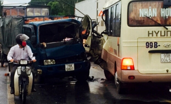 Tin tức tai nạn giao thông ngày 12/8: Kinh hoàng xe khách lao vào xe tải, 10 người bị thương nặng