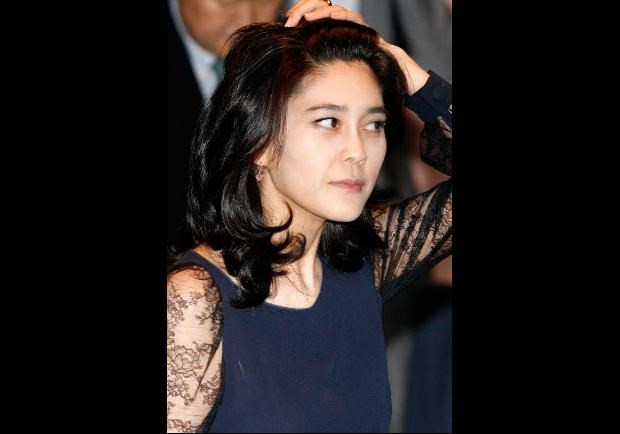 Cận cảnh phong cách thời trang ấn tượng của nữ tỷ phú giàu nhất Hàn Quốc