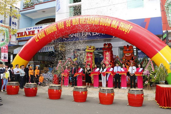 Các đại biểu tham dự lễ cắt băng lễ khai trương trụ sở mới VietABank chi nhánh Buôn Ma Thuột (35 Quang Trung, P.Thống Nhất, TP.Buôn Ma Thuột, Đắk Lắk)