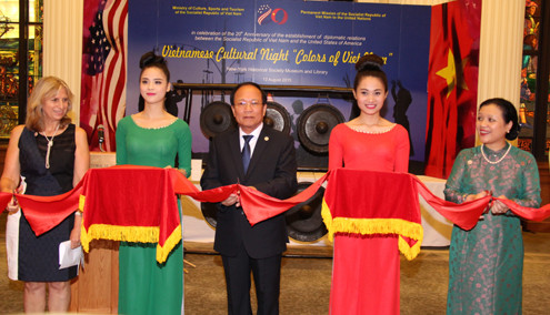 Tà áo dài Việt Nam khoe sắc tại kinh đô thời trang thế giới