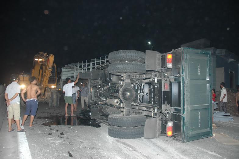 Nghệ An: Xe tải lật nhào, 10 tấn thép tràn ra đường