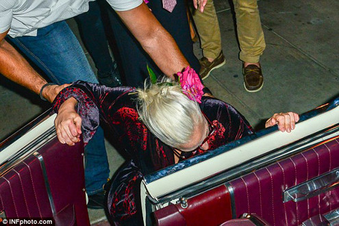 Lady Gaga diện trang phục như đồ ngủ ngã dúi dụi trên phố