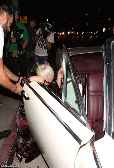 Lady Gaga diện trang phục như đồ ngủ ngã dúi dụi trên phố