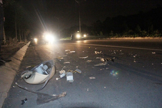 Tin tức tai nạn giao thông ngày 15/8: Đèn đường bật gốc, 2 người bị thương nặng