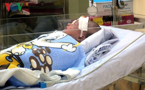 Tin sức khỏe ngày 18/8/2015: Bé 11 ngày tuổi bị đâm xuyên sọ đã bú được sữa mẹ