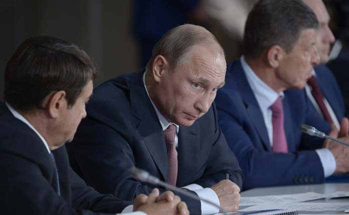 Tổng thống Putin bị chỉ trích vì tới thăm Crimea, Thủ tướng Ukraine được đề nghị từ chức