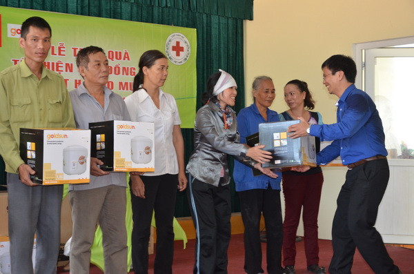 Người dân vùng lũ tỉnh Quảng Ninh nhận quà do Big C và Hội chữ thập đỏ trao tặng