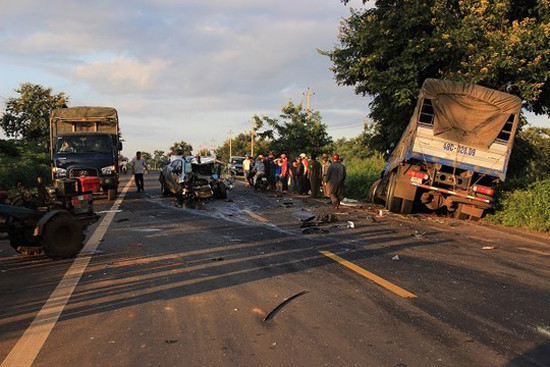 Tin tức tai nạn giao thông ngày 20/8: Xe tải mất lái, tài xế và phụ xe đều tử vong