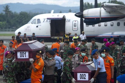 Tai nạn máy bay Indnesia: Những thi thể đầu tiên được đưa về với gia đình