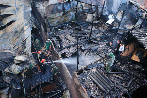 Hà Nội: Hỏa hoạn thiêu rụi xưởng gỗ, nhiều người hoảng loạn