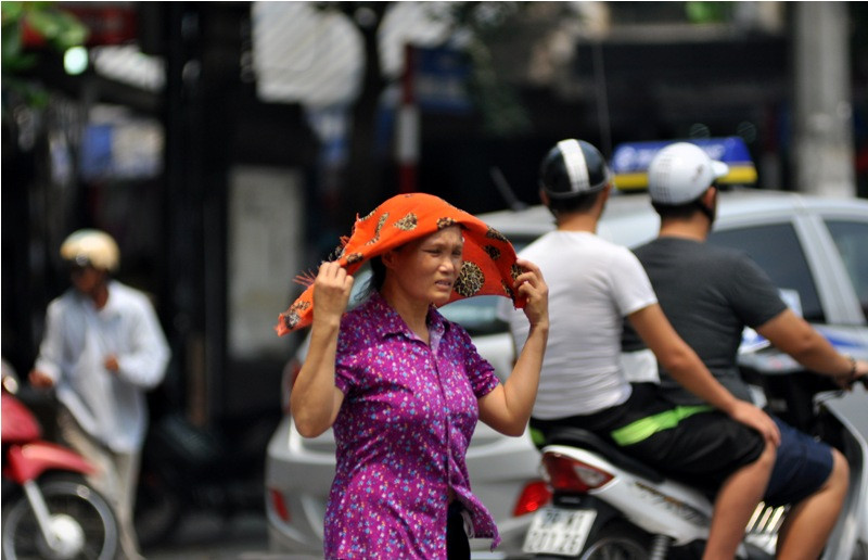 Chùm ảnh: Người Hà Nội mệt mỏi với thời tiết đầu thu