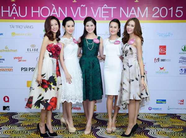 Hàng trăm thí sinh Hoa hậu Hoàn Vũ Việt Nam 2015 khoe sắc 