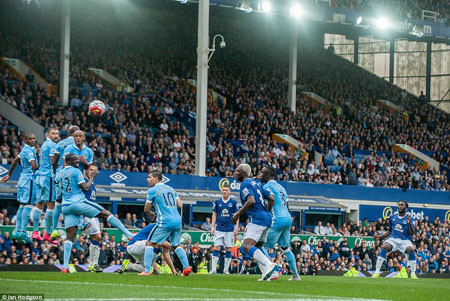 Cận cảnh Man City đả bại Everton: Man Xanh chiếm ngôi đầu
