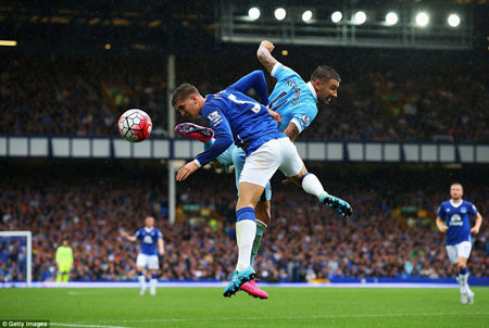 Cận cảnh Man City đả bại Everton: Man Xanh chiếm ngôi đầu