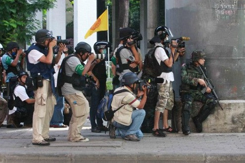 Phóng viên nước ngoài bị cảnh sát Thái Lan bắt giữ vì mang áo chống đạn