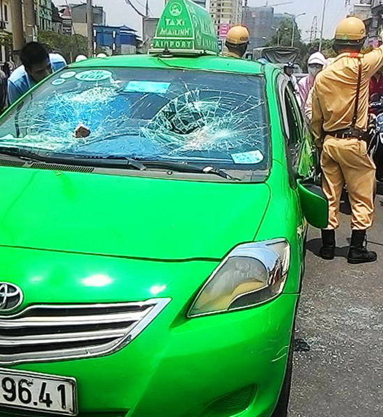 CSGT truy đuổi tài xế taxi gần 10km trên phố Hà Nội