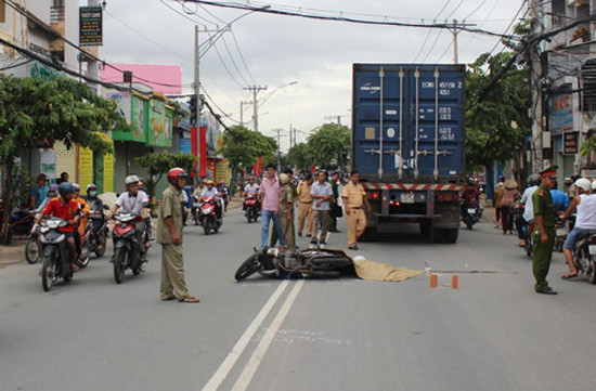 Tin tức tai nạn giao thông ngày 26/8: Xe tải lao qua dải phân cách đâm 3 học sinh thương vong