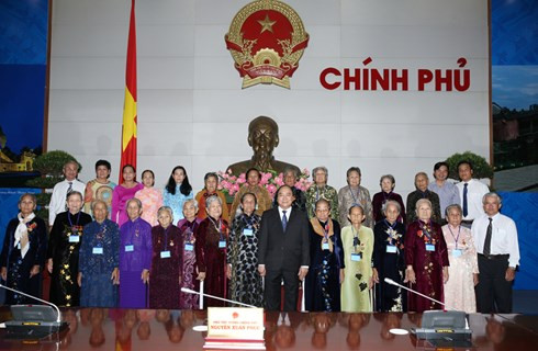 Phó Thủ tướng Nguyễn Xuân Phúc tiếp đoàn đại biểu 20 Mẹ Việt Nam Anh hùng tỉnh Tiền Giang