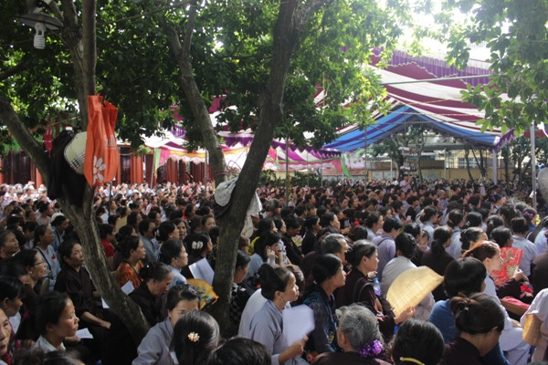 Hàng nghìn người đổ về Chùa Ngòi dự lễ Vu lan