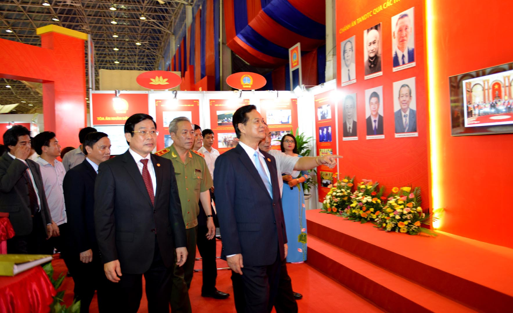 Thủ tướng thăm gian trưng bày của Tòa án nhân dân tại Triển lãm Thành tựu kinh tế - xã hội 2015
