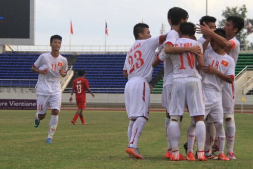 Thắng áp đảo U19 Singapore, U19 Việt Nam vươn lên dẫn đầu bảng B