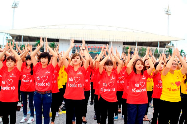 12.000 thanh niên Thủ đô cùng nhau hát Quốc ca và xếp hình Tổ quốc