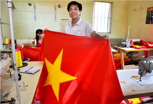 Gia đình may cờ Tổ quốc lâu đời nhất ở Việt Nam