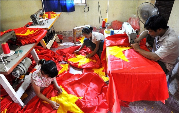 Gia đình may cờ Tổ quốc lâu đời nhất ở Việt Nam