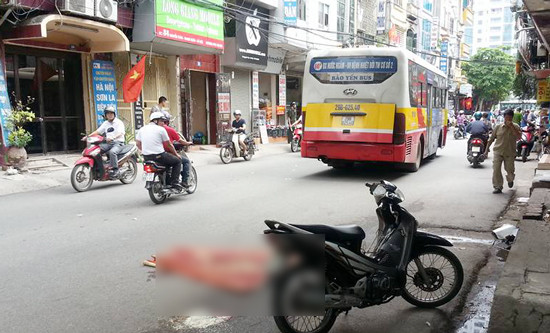 Hà Nội: Một phụ nữ chết thảm dưới bánh xe buýt