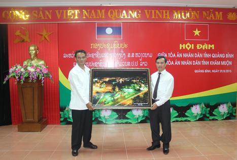 TAND tỉnh Khăm Muộn - nước CHDCND Lào sang thăm và làm việc với TAND tỉnh Quảng Bình