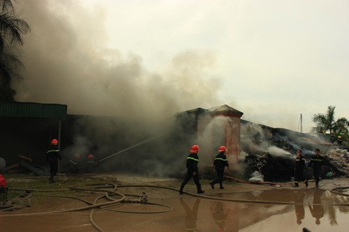 Nhà xưởng chứa hàng chục tấn vải vụn bốc cháy ngùn ngụt