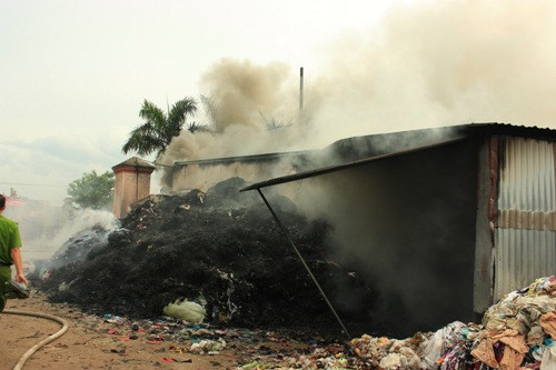 Nhà xưởng chứa hàng chục tấn vải vụn bốc cháy ngùn ngụt