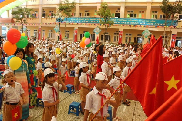 Bộ trưởng Phạm Vũ Luận dự lễ khai giảng ở Trường Tiểu học Nam Từ Liêm 