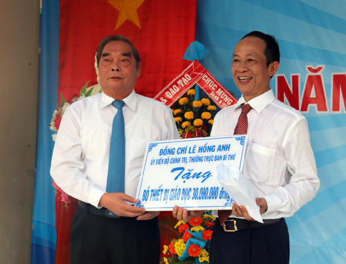 Thường trực Ban Bí thư Lê Hồng Anh đánh trống khai giảng năm học mới tại Kiên Giang 