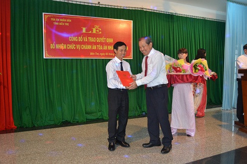 Chánh án TANDTC Trương Hòa Bình dự lễ kỷ niệm 70 năm ngày Truyền thống TAND tại tỉnh Bến Tre