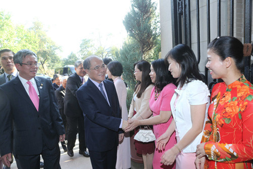 Chủ tịch Quốc hội thăm cán bộ, nhân viên Đại sứ quán Việt Nam tại Hoa Kỳ 