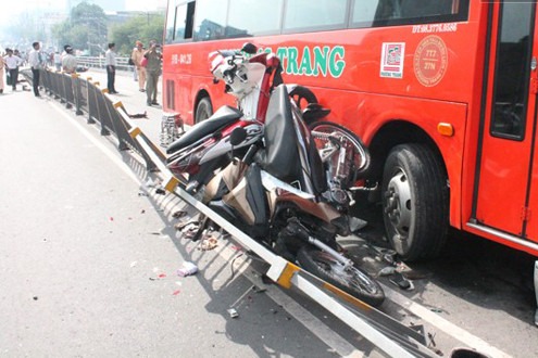 Xe khách đâm liên tiếp 7 xe máy, 8 người bị thương nặng