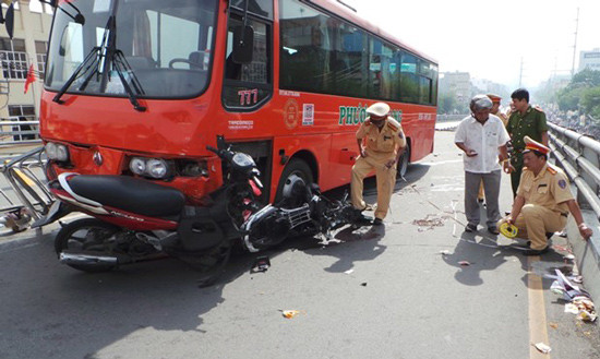 Tin tức tai nạn giao thông ngày 9/9: Lật xe tải, 4 người thương vong