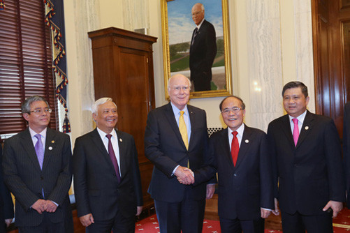 Chủ tịch Quốc hội gặp Chủ tịch Thường trực danh dự Thượng viện Hoa Kỳ Patrick Leahy và Thượng nghị sỹ John McCain 