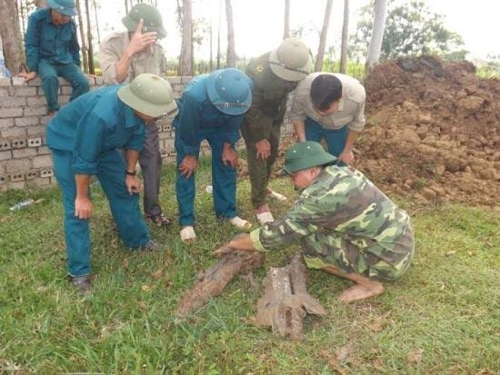 Tháo gỡ thành công quả tên lửa còn nguyên ngòi nổ